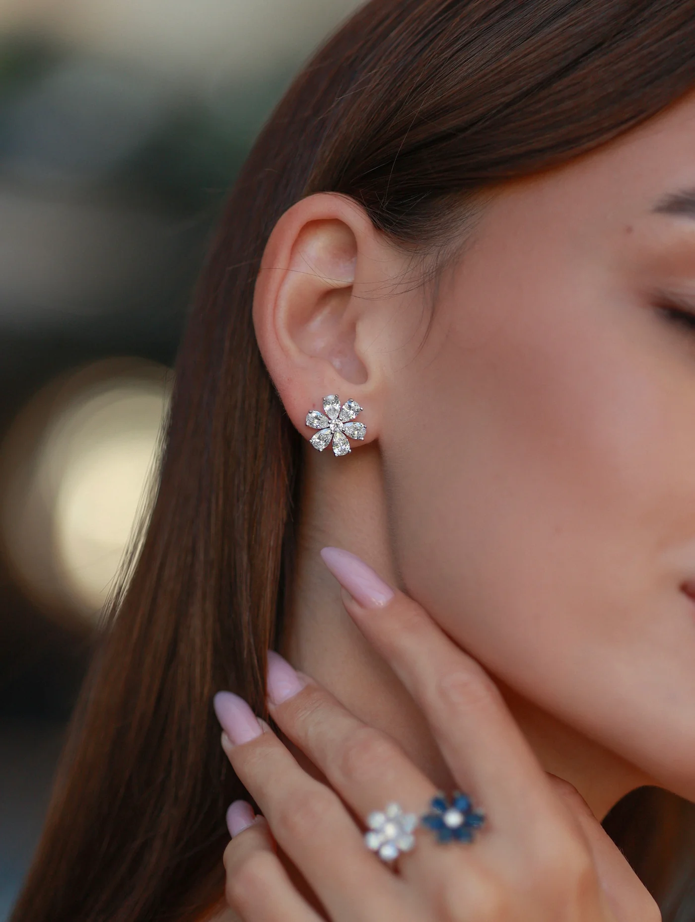 Сережки “Квіти” білі – обкладинка - купуйте на Chuttyevo!