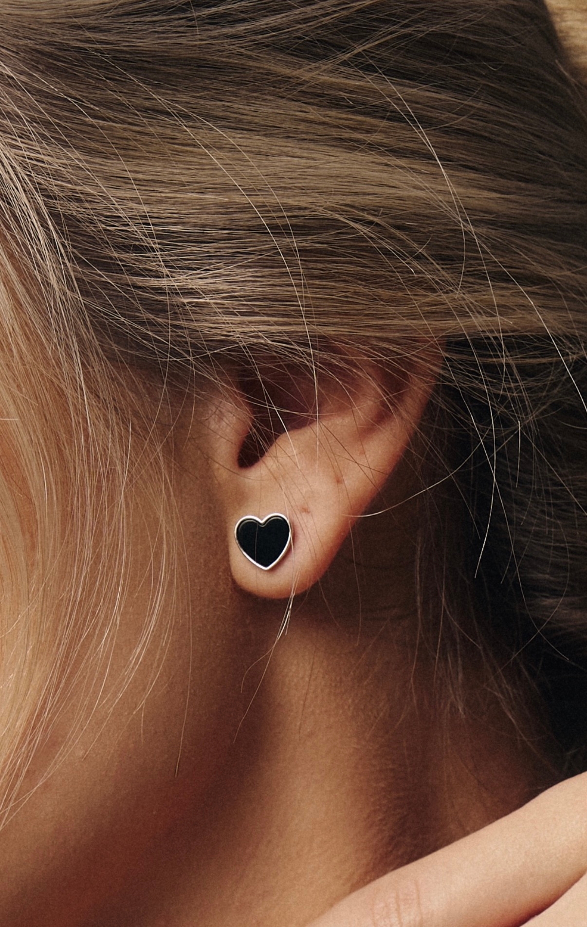 Сережки з емаллю "Black heart" – обкладинка - купуйте на Chuttyevo!