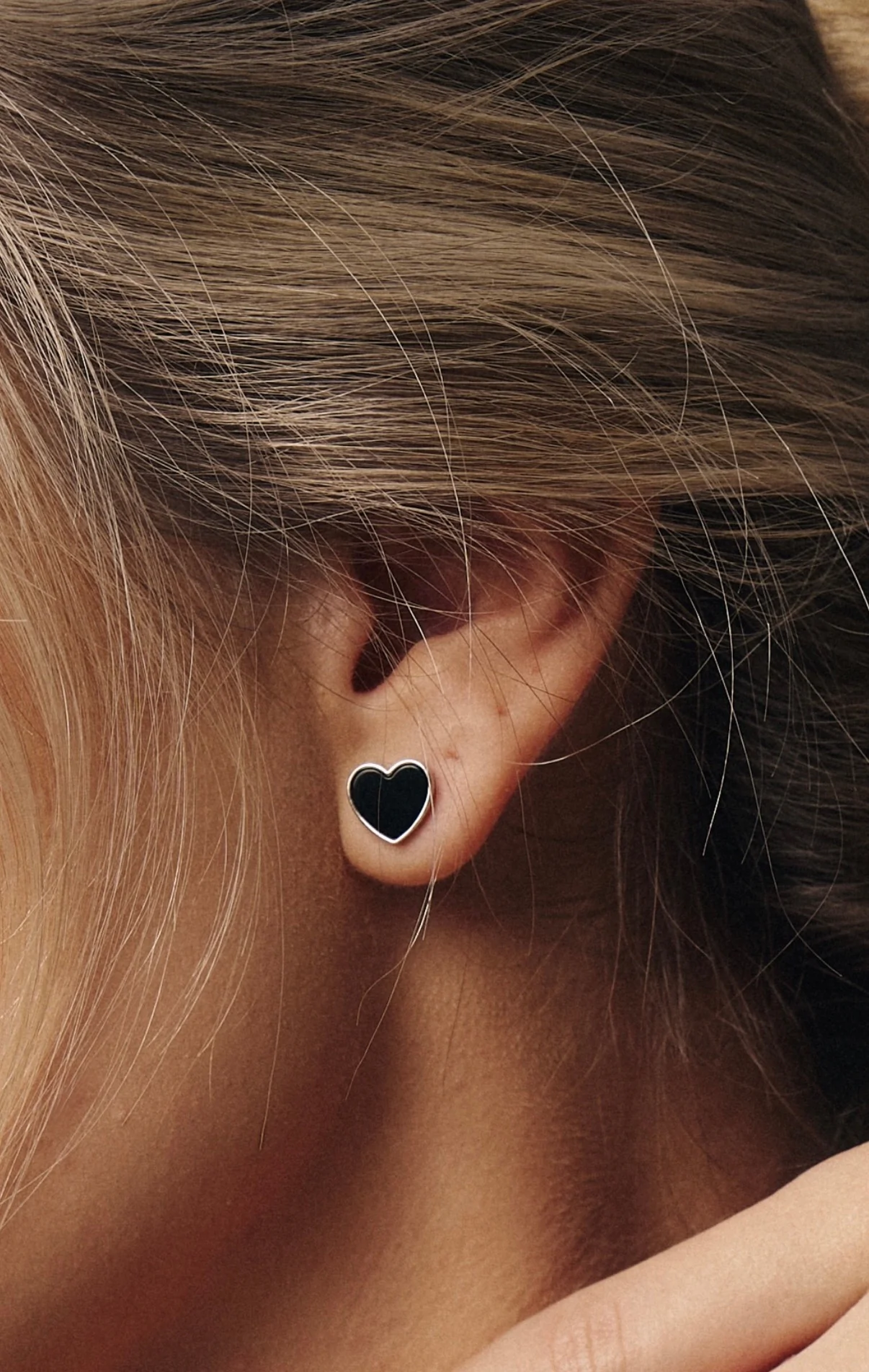 Сережки з емаллю "Black heart" – обкладинка - купуйте на Chuttyevo!