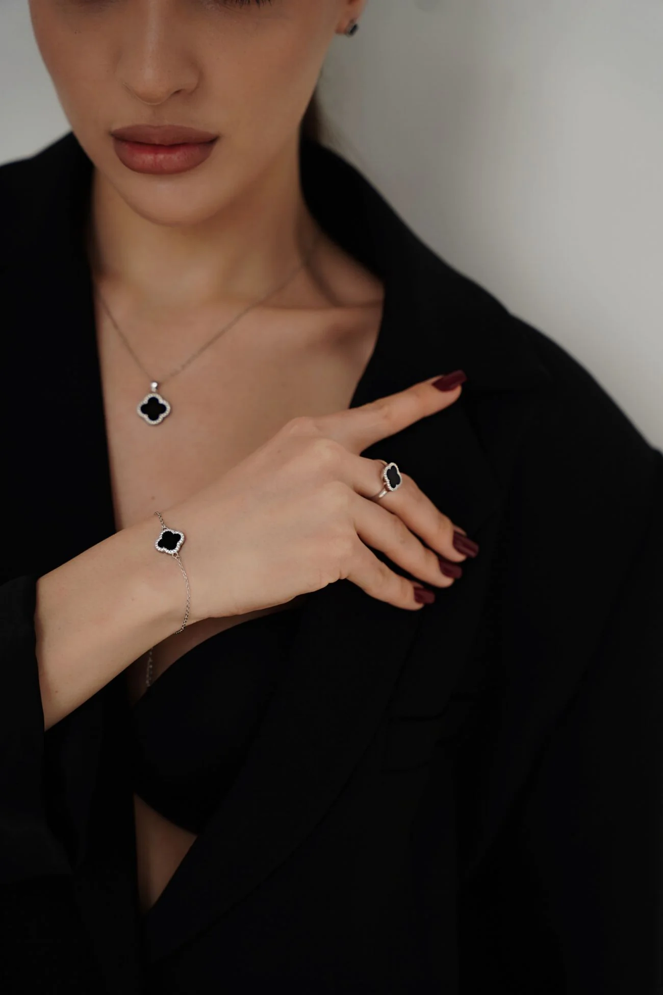 Браслет "Чорна конюшина" – обкладинка - купуйте на Chuttyevo!