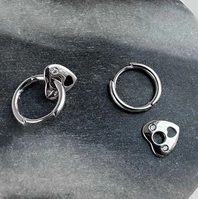 Сережки "З відʼємним сердечком" – обкладинка - купуйте на Chuttyevo!