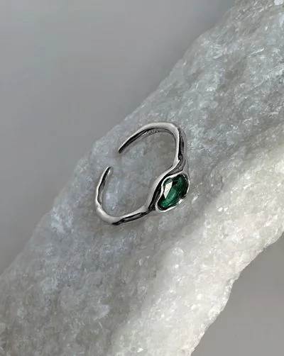 Каблучка з зеленим камінчиком – обкладинка - купуйте на Chuttyevo!