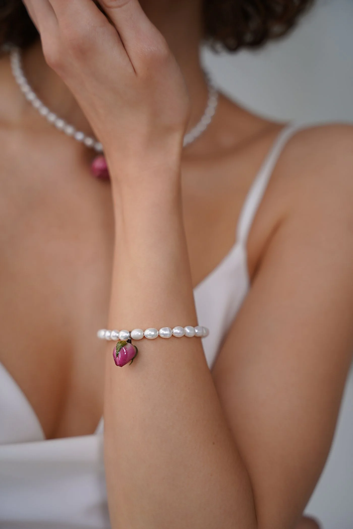 Браслет з квіткою з мілких перлин – обкладинка - купуйте на Chuttyevo!