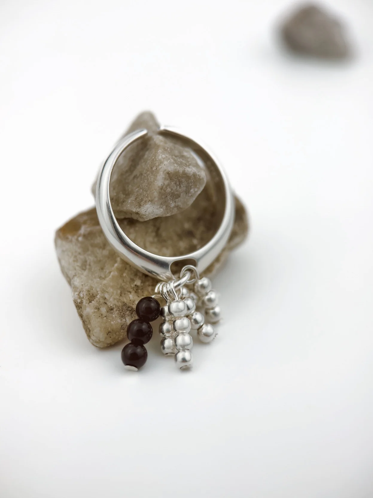 Каблучка "Black beads" – обкладинка - купуйте на Chuttyevo!