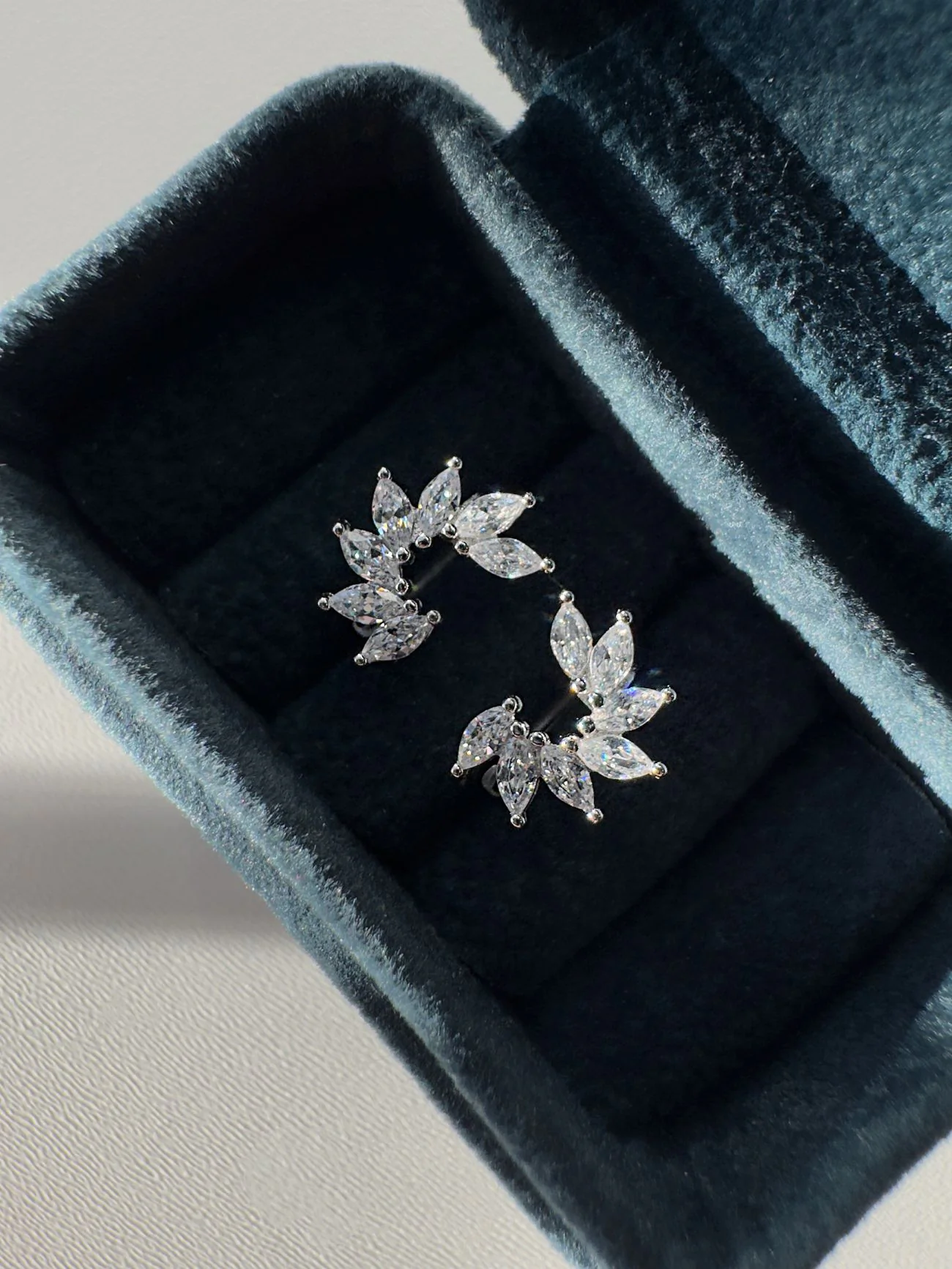 Сережки з фіанітами "Півколо" – обкладинка - купуйте на Chuttyevo!