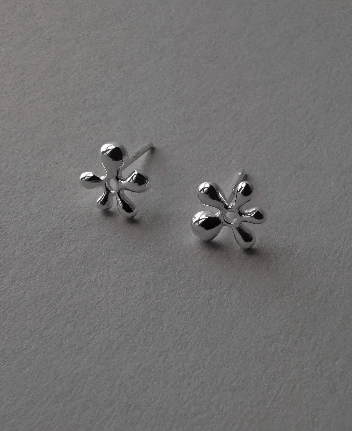 Сережки "Крихітна квітка" – обкладинка - купуйте на Chuttyevo!