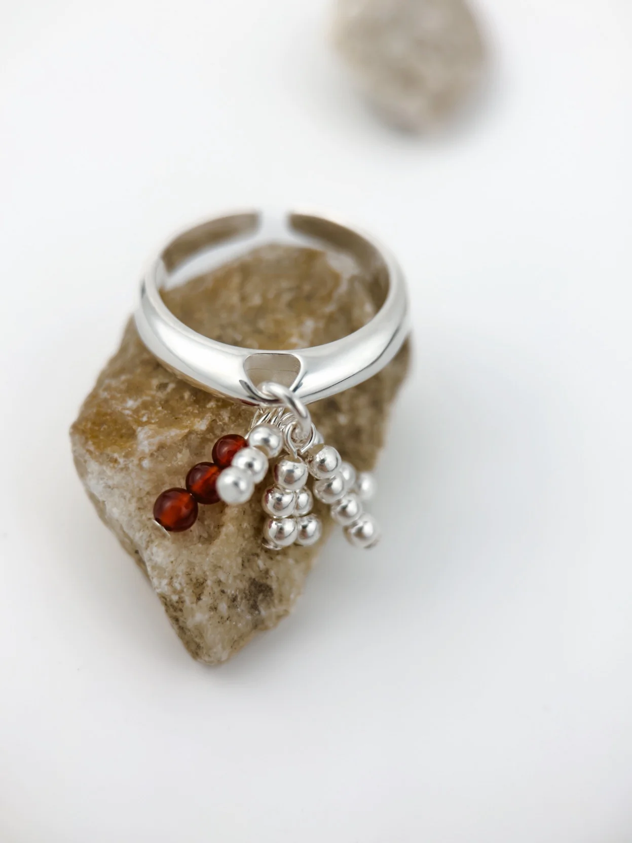 Каблучка "Red beads" – обкладинка - купуйте на Chuttyevo!