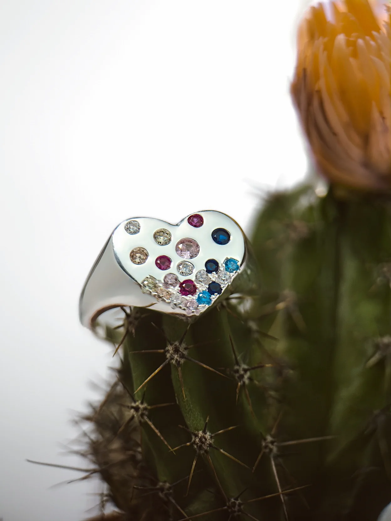 Каблучка з кольоровими фіанітами "Серце" – обкладинка - купуйте на Chuttyevo!