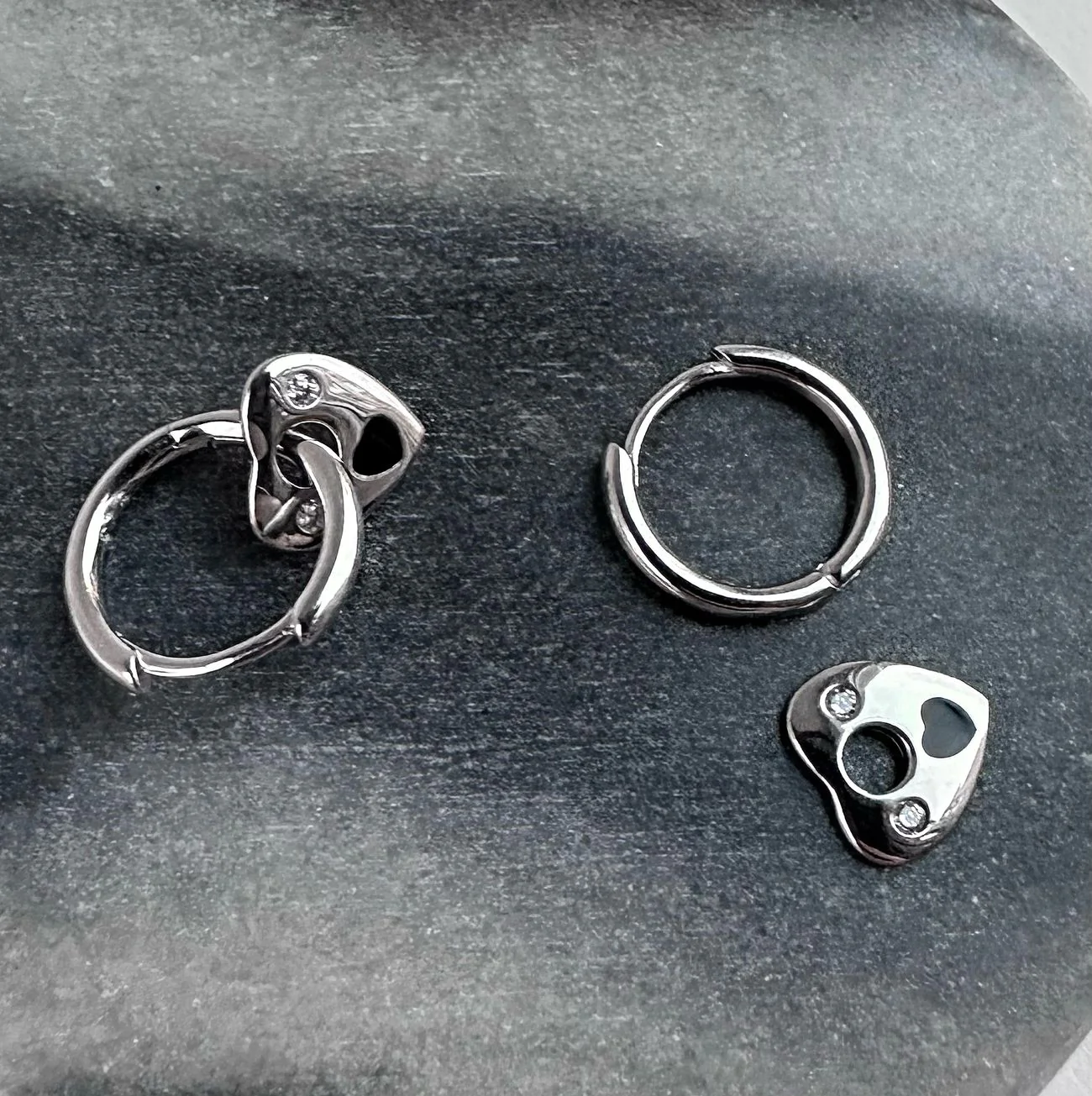 Сережки "З відʼємним сердечком" – обкладинка - купуйте на Chuttyevo!