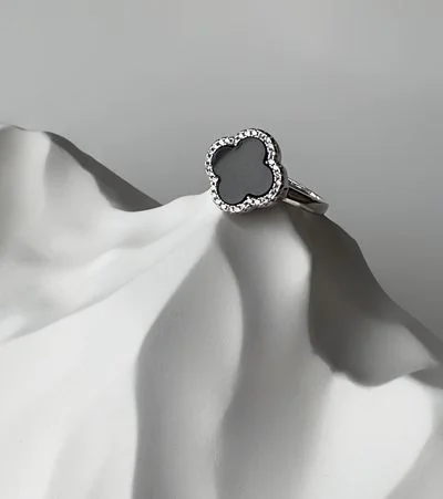 Каблучка "Чорна конюшина" – обкладинка - купуйте на Chuttyevo!