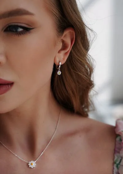 Сережки з емаллю "Ромашка" – обкладинка - купуйте на Chuttyevo!