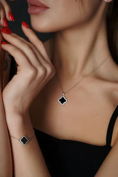 Ланцюжок "Чорна конюшина" – обкладинка - купуйте на Chuttyevo!