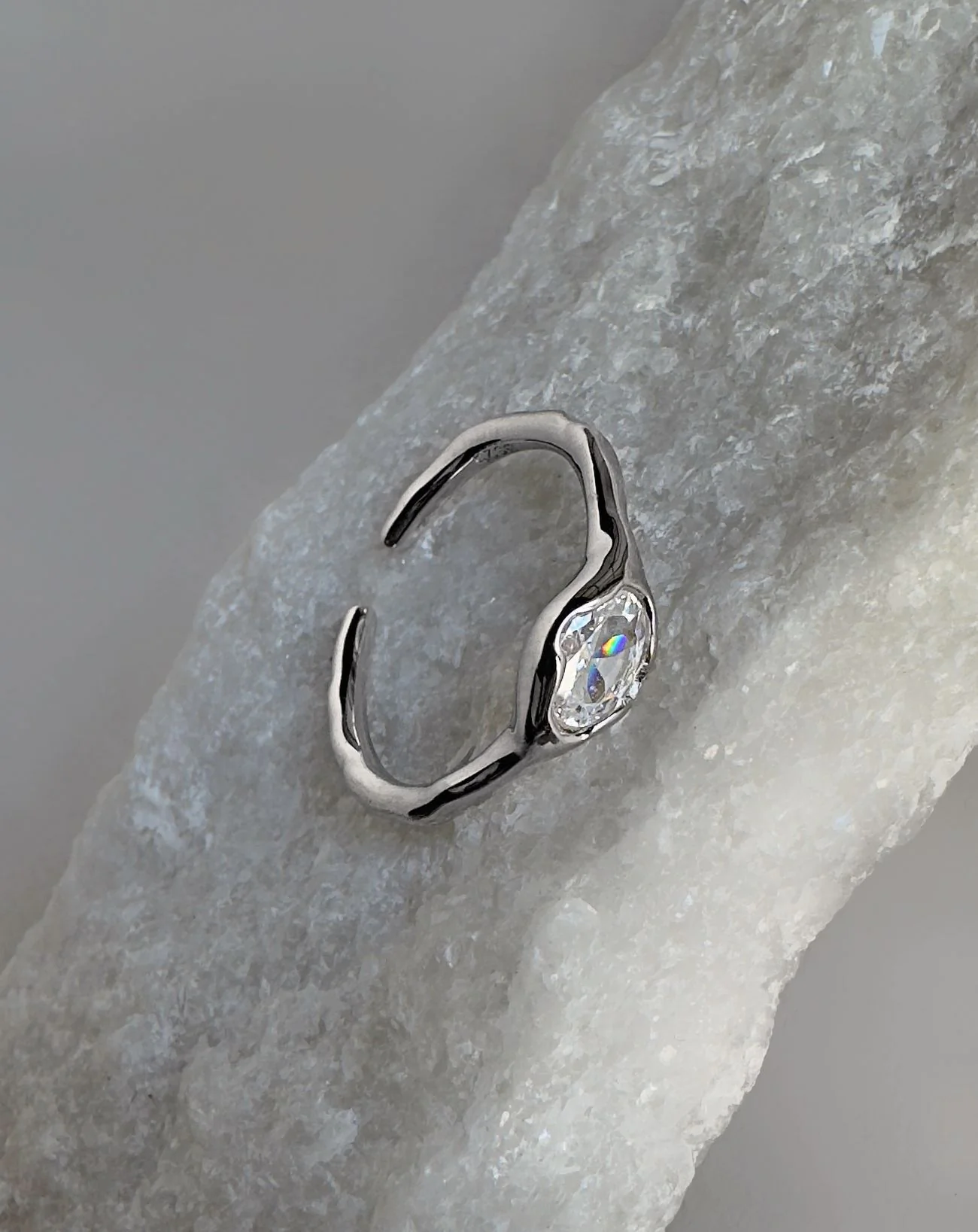 Каблучка з білим камінчиком – обкладинка - купуйте на Chuttyevo!