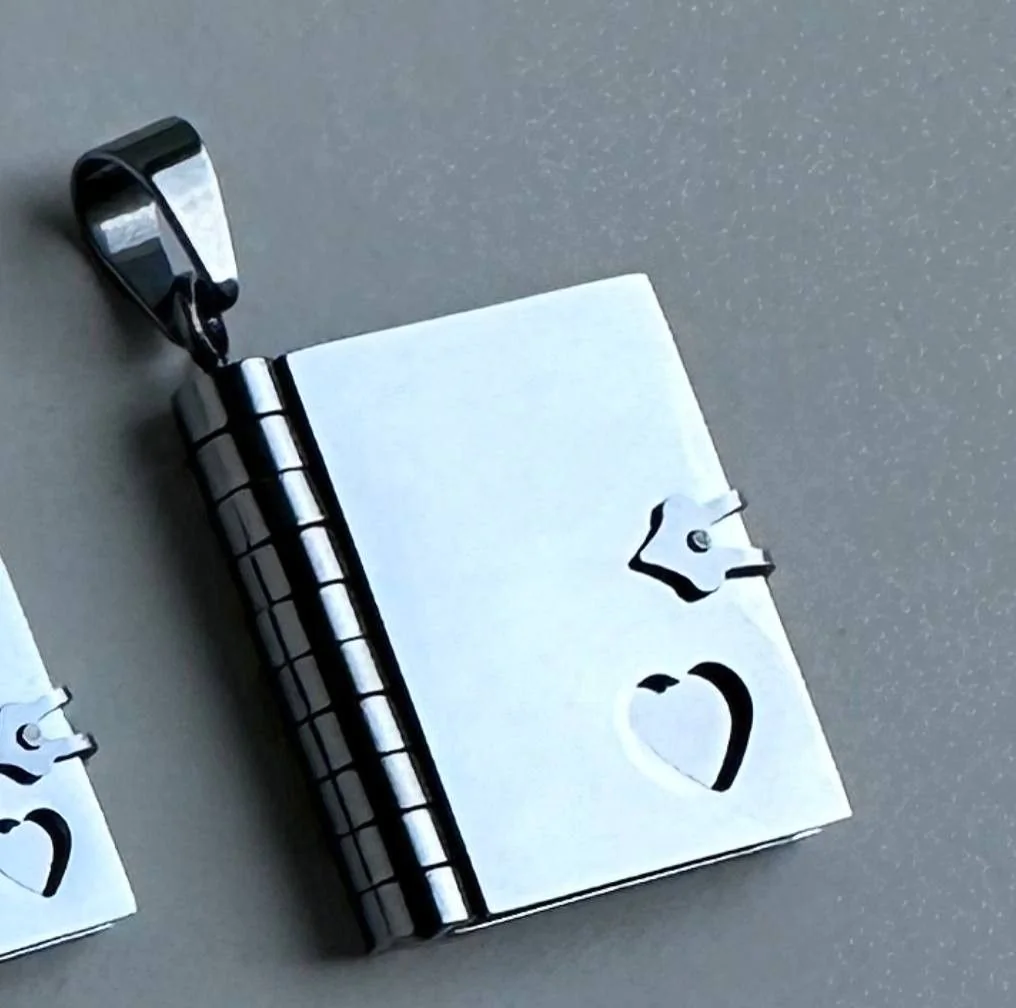 Підвіска "Книжечка" більша срібного кольору – обкладинка - купуйте на Chuttyevo!