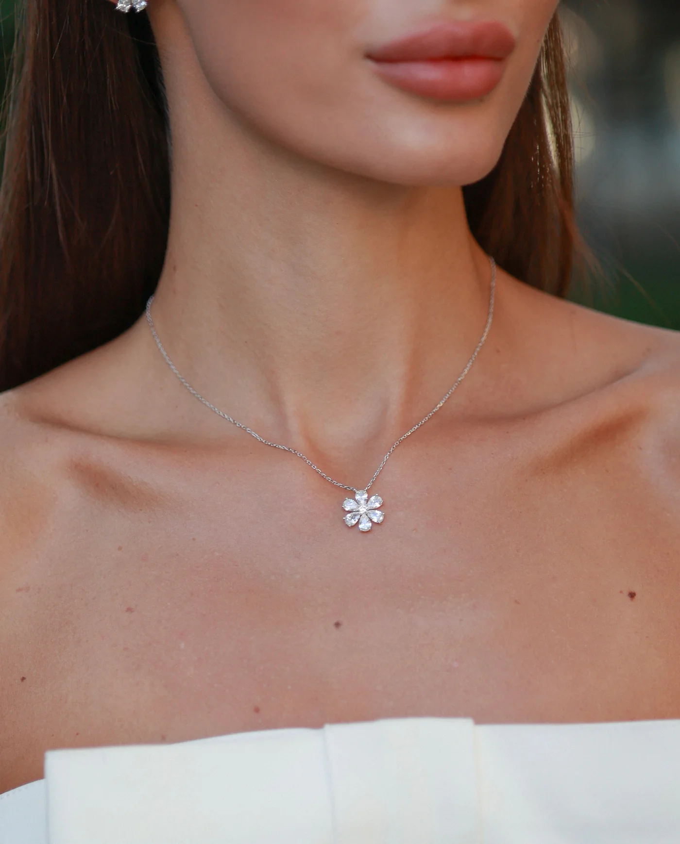 Ланцюжок “Квітка” білий – обкладинка - купуйте на Chuttyevo!