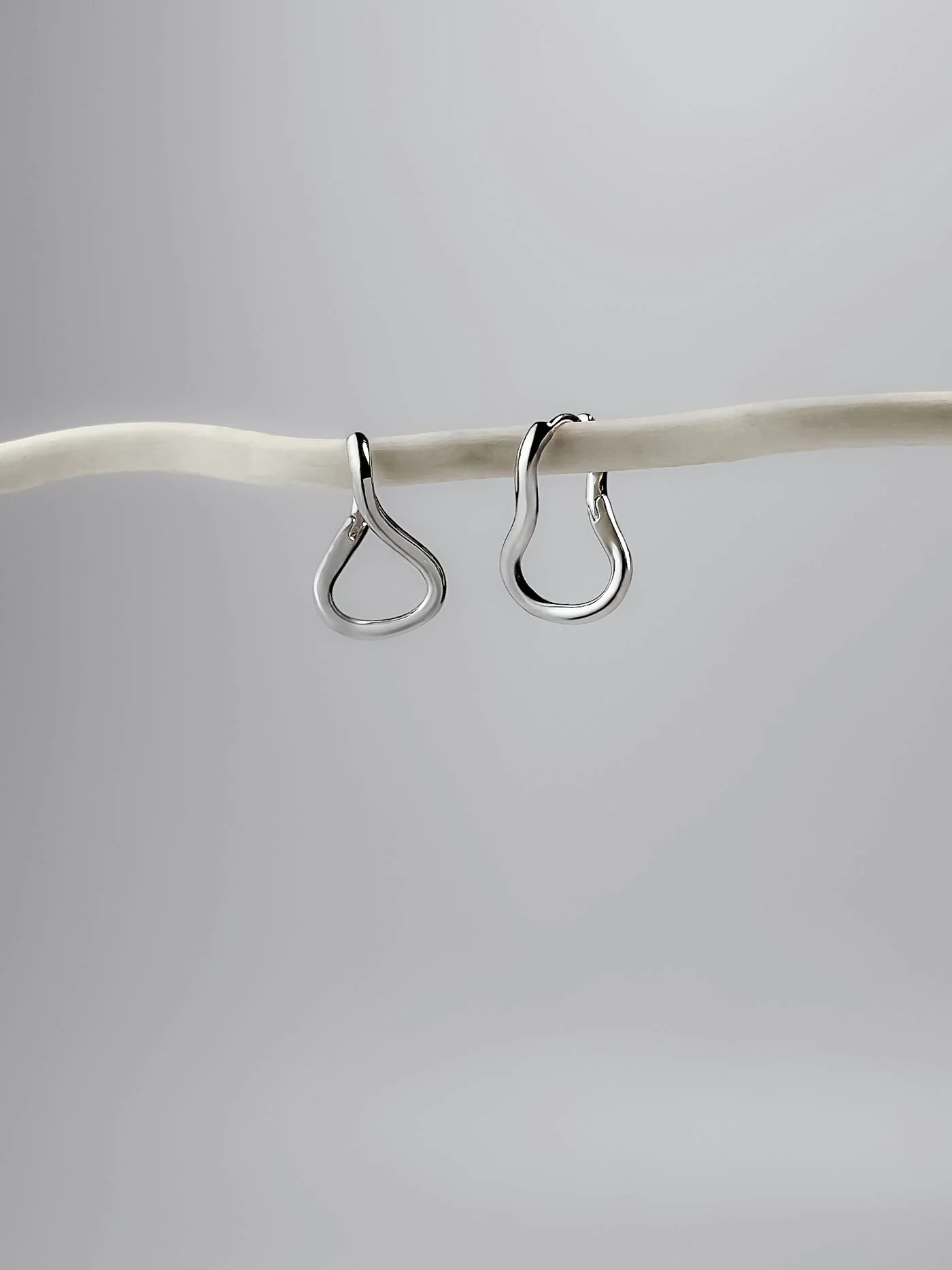 Сережки кручені "Simply" – обкладинка - купуйте на Chuttyevo!