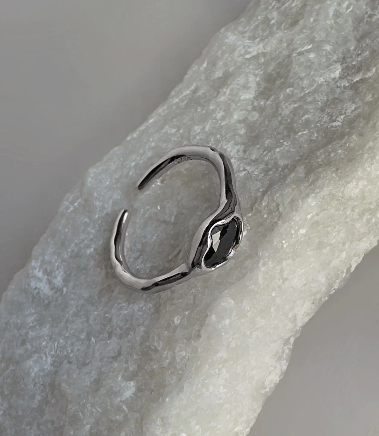 Каблучка з чорним камінчиком – обкладинка - купуйте на Chuttyevo!