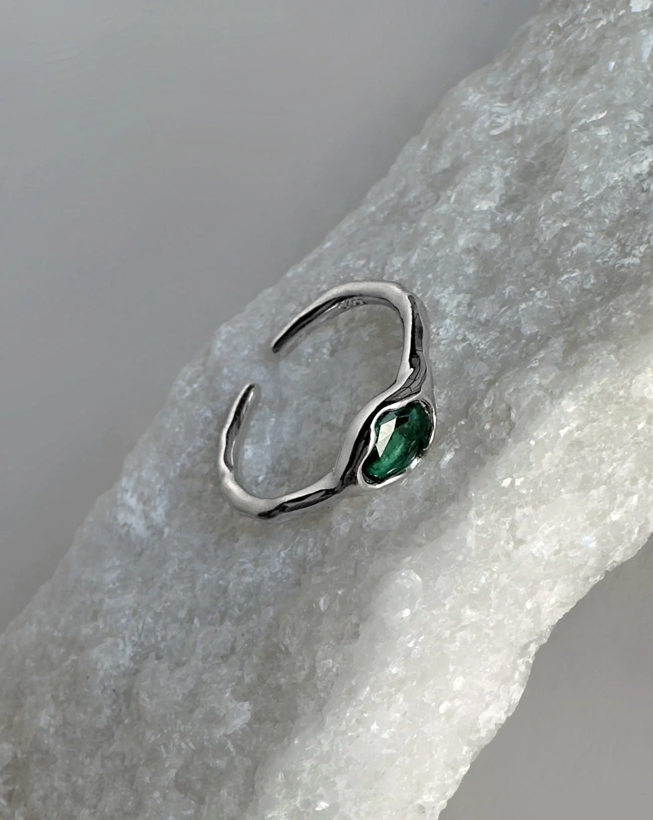 Каблучка з зеленим камінчиком – обкладинка - купуйте на Chuttyevo!