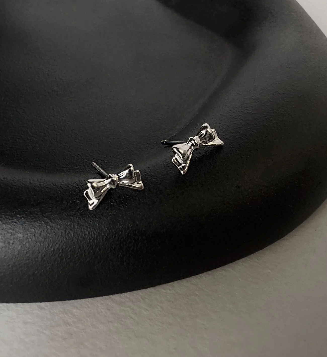 Сережки "Бантики" – обкладинка - купуйте на Chuttyevo!