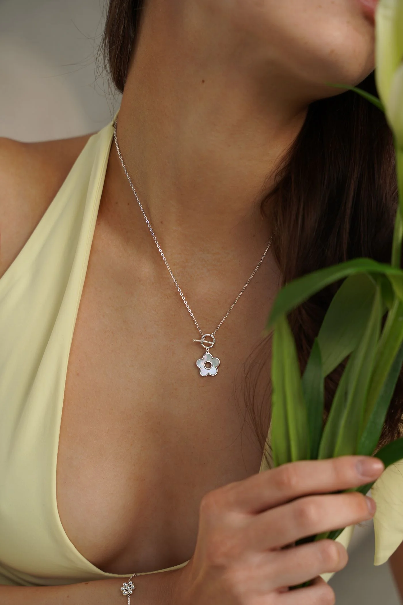 Ланцюжок "Перламутрова квітка" – обкладинка - купуйте на Chuttyevo!