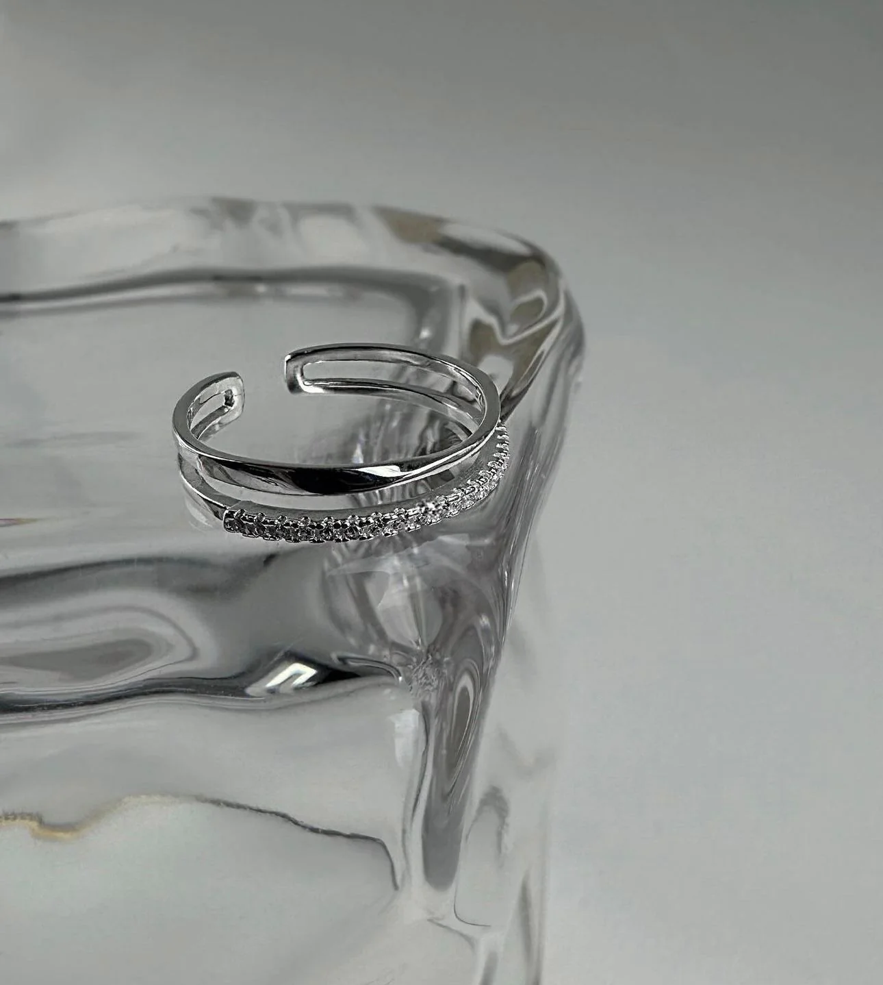 Каблучка подвійна з камінцями – обкладинка - купуйте на Chuttyevo!