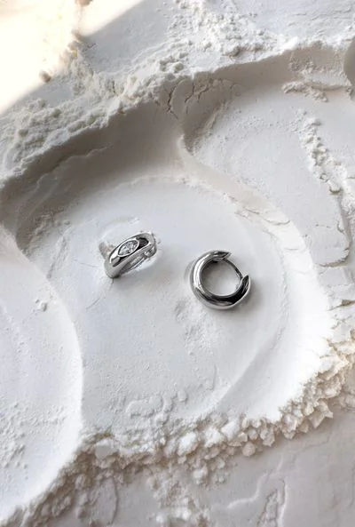 Сережки-кільця гладкі з камінцем – обкладинка - купуйте на Chuttyevo!