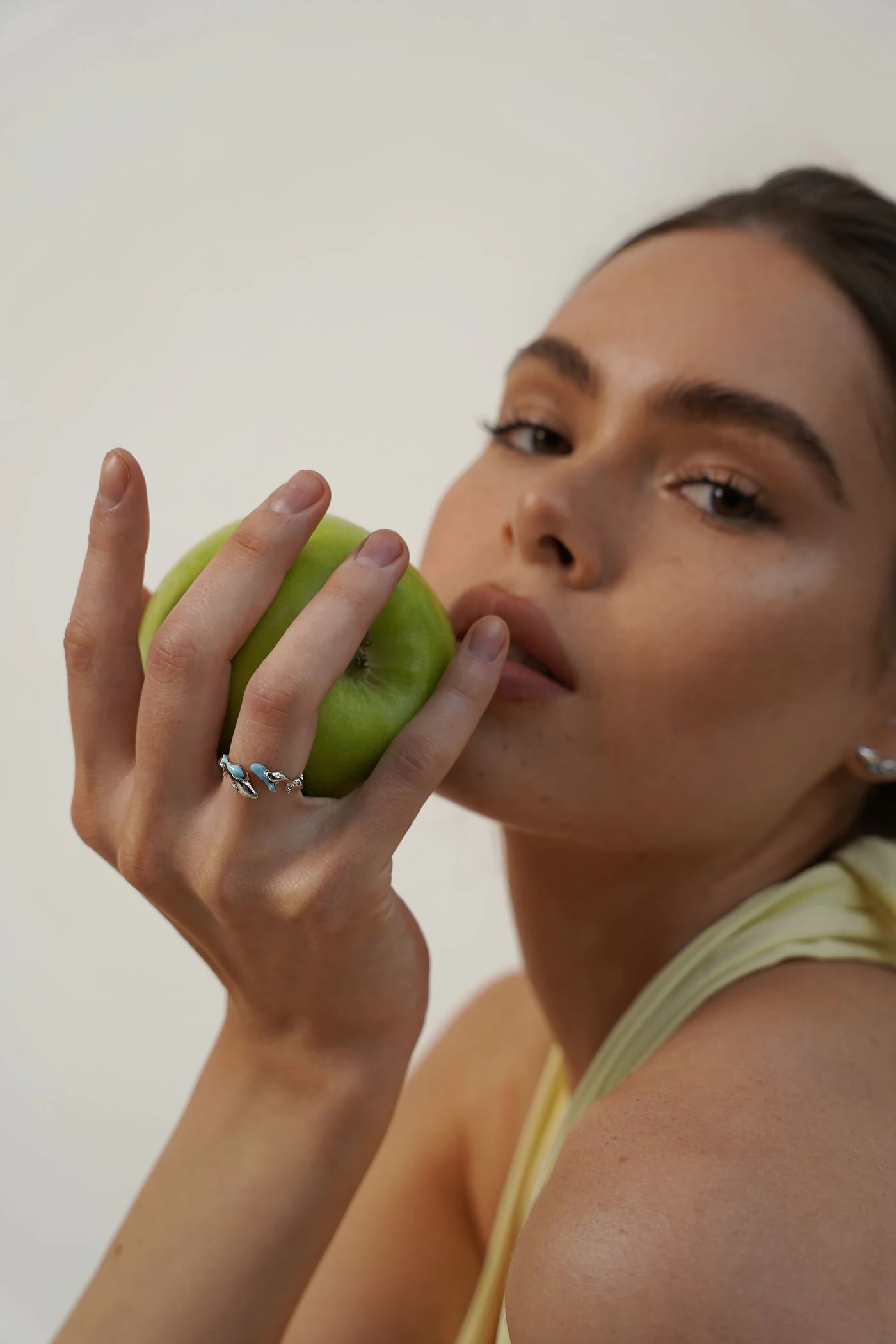 Каблучка з емаллю "Дельфіни" – обкладинка - купуйте на Chuttyevo!