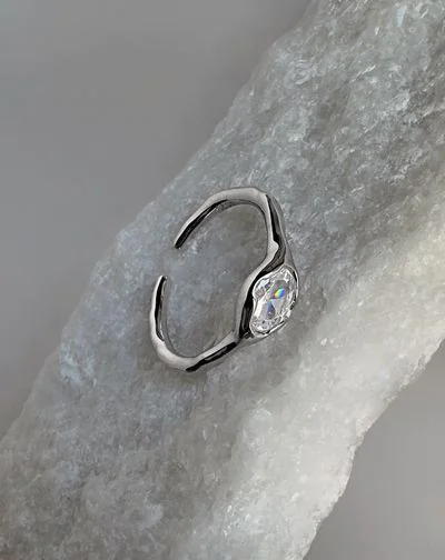 Каблучка з білим камінчиком – обкладинка - купуйте на Chuttyevo!