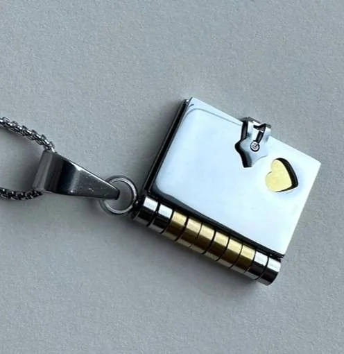 "Підвіска книжечка менша золота" – обкладинка - купуйте на Chuttyevo!