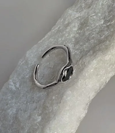 Каблучка з чорним камінчиком – обкладинка - купуйте на Chuttyevo!