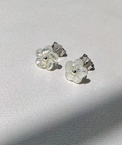 Сережки-гвоздики "Перший цвіт" – обкладинка - купуйте на Chuttyevo!