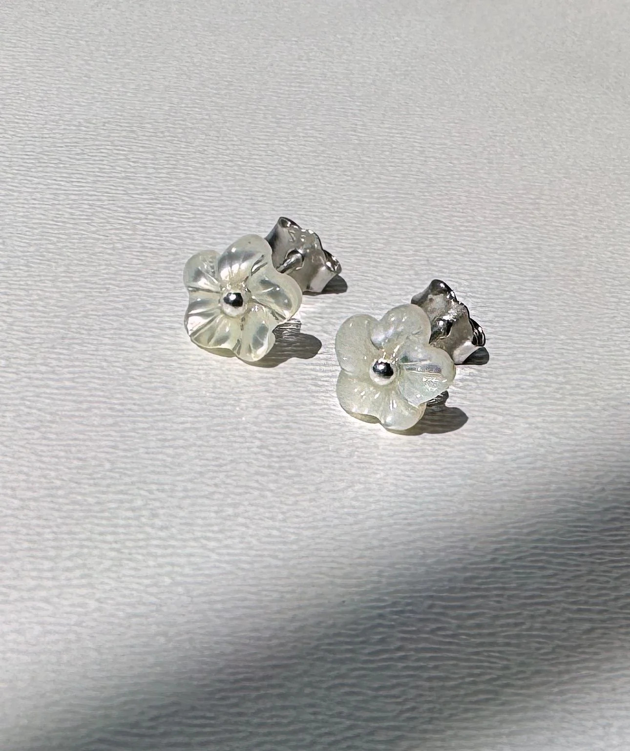 Сережки-гвоздики "Перший цвіт" – обкладинка - купуйте на Chuttyevo!