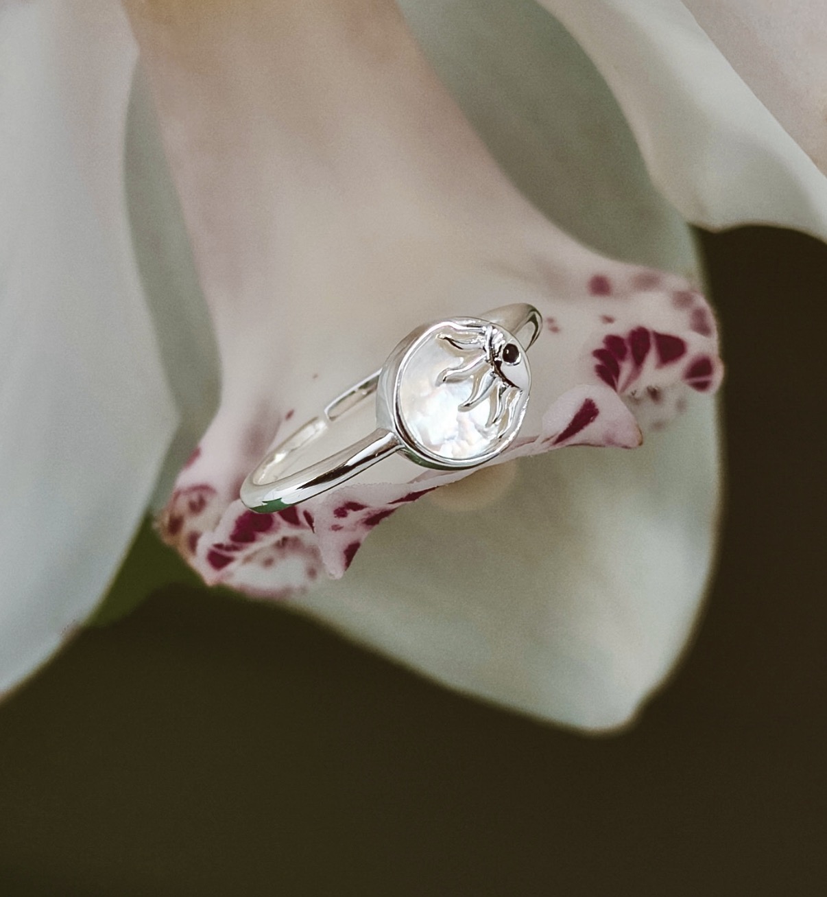 Каблучка з перламутром "Sunbeams" – обкладинка - купуйте на Chuttyevo!